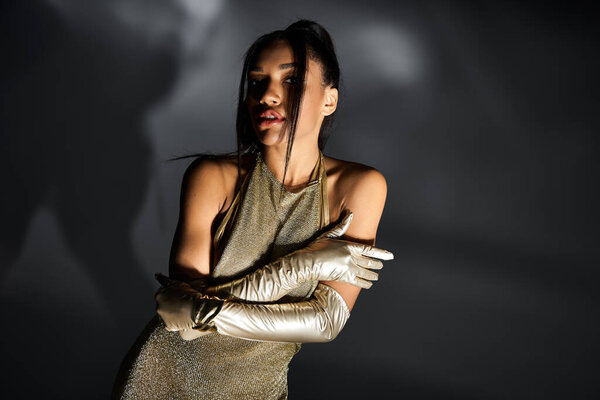 Потрясающая молодая женщина в элегантном наряде, излучающая уверенность и стиль на эксклюзивном модном мероприятии.