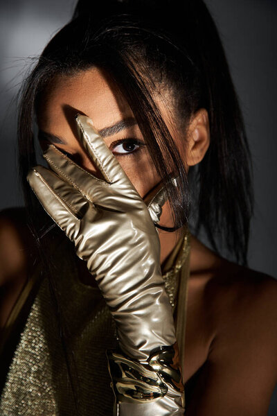 Шикарная молодая женщина в элегантной одежде с уверенностью демонстрирует современные модные аксессуары.