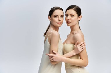 İkizler çarpıcı özelliklerini ve koordineli kıyafetlerini sergilerken zarafet saçıyorlar..