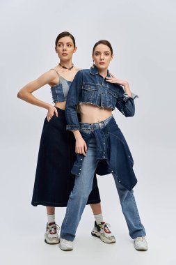 Rahibeler, dikkat çekici ifadeleri ve modaya uygun bir havası olan modaya uygun kot elbiselerle rahatça poz verirler.