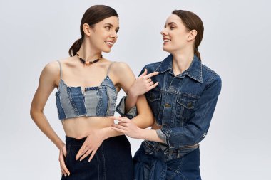 İkizler canlı kişiliklerini şık bir kotla, yumuşak bir zemine karşı sergiliyorlar..