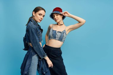 İki şık ikiz kardeş, enerjik kişiliklerini moda kot içinde gösteriyorlar..