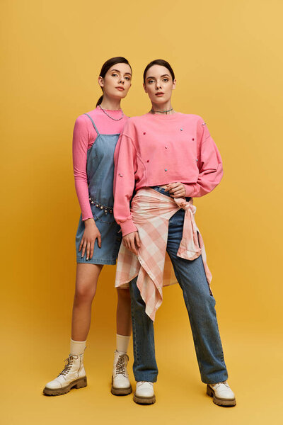 Близнецы демонстрируют свою красоту и чувство моды, одетые в модные наряды с яркими цветами.