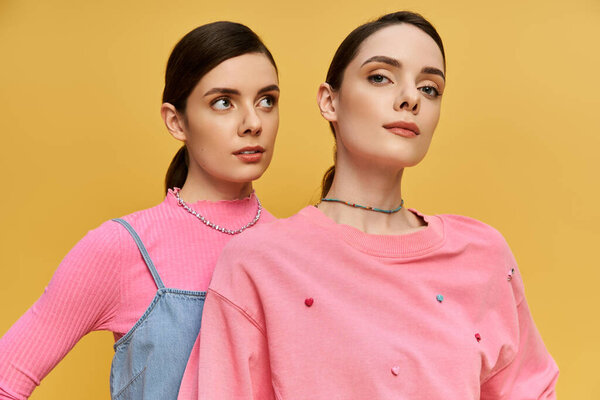 Две поразительные сестры с уверенностью демонстрируют свои уникальные стили, излучая красоту и элегантность..