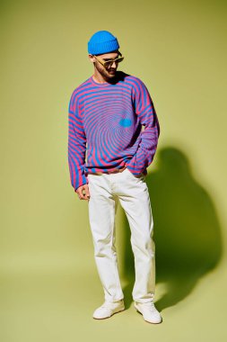 Şık bir kıyafet giyen genç bir adam, canlı güneş gözlükleriyle moda anlayışını sergiliyor..