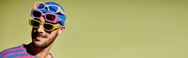 Стильный молодой человек демонстрирует свое уникальное чувство стиля с несколькими парами солнцезащитных очков, баннер