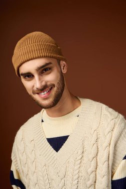 Yakışıklı genç adam kendine güveni olan şık bir kıyafet içinde rahat ve modaya uygun bir şekilde poz veriyor..