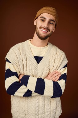 Yakışıklı genç adam moda anlayışını sergiliyor ve modaya uygun kıyafetlerle poz veriyor..