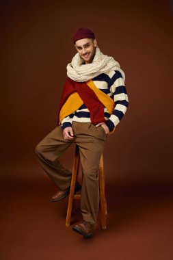 Yakışıklı genç adam moda anlayışını modaya uygun bir bereyle ve şık bir kış kıyafetiyle sergiliyor..
