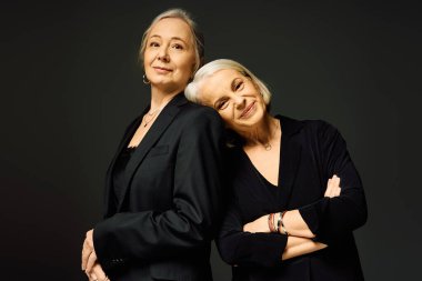 İki zarif kadın, birbirlerine olan sevgilerini ve özgüvenlerini göstererek bir anı paylaşıyorlar..