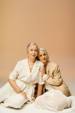 İki zarif olgun kadın, sıcak ve yumuşak bir ortamda birbirlerine eşlik etmekten zevk alırlar..