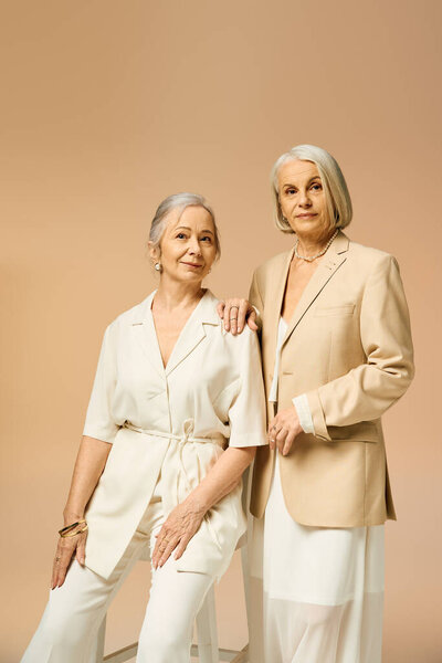 Две зрелые женщины воплощают романтику и моду, излучая уверенность и любовь в своих стильных нарядах.
