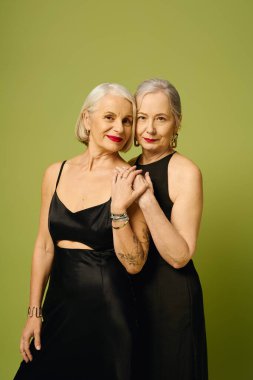 İki zarif kadın aynı hassas anı paylaşıyor. Parlak ışık altında moda ve aşklarını sergiliyorlar..