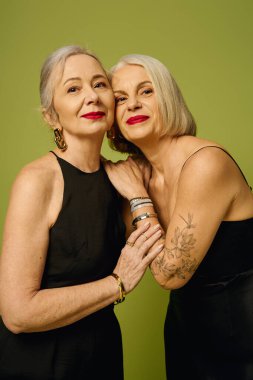 Olgun kadınlar, aşklarını canlı yeşil bir ortamda sergilerken kendilerine güvenirler..