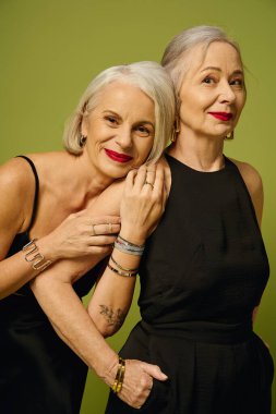 İki kendine güvenen kadın, eşsiz tarzlarını ve derin ilişkilerini sergileyerek sevgiyle kucaklaşır..