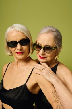 İki olgun kadın, eşsiz tarzlarını ve ilişkilerini kucaklayarak sevgi ve güven ifade eder..