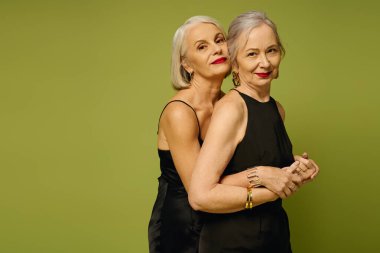 İki şık kadın, neşeli ve samimi bir anda sevgi ve güven yayar..