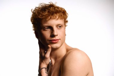 Modayı takip eden genç bir adam moda tarzını sergilerken bir yandan da bir fotoşopa poz veriyor..