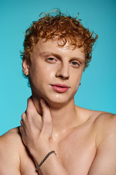 Уверенный молодой человек демонстрирует свой модный стиль с игривым выражением лица и увлекательной позой.