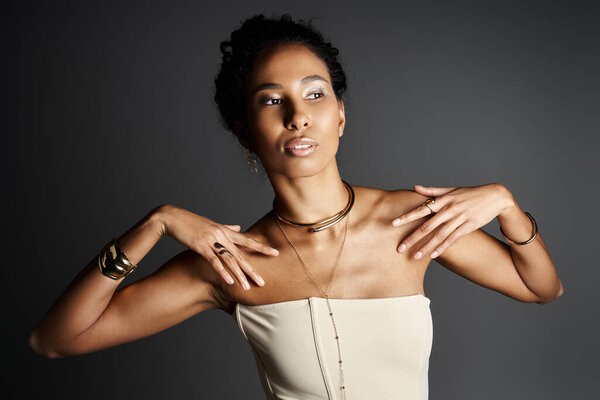 Элегантная афроамериканка подчеркивает свою потрясающую коллекцию драгоценностей в изящной позе.