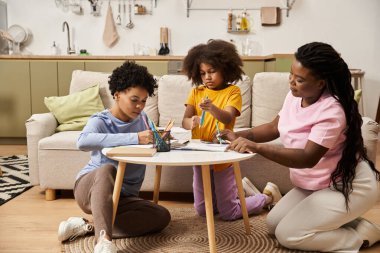 Sevgi dolu bir aile yaratıcı aktivitelere girişir. Evlerinde gülücükler ve kahkahalar paylaşır..