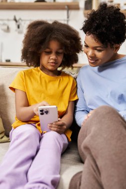Sevgi dolu bir aile, bir akıllı telefonu keşfederken gülüşlerini ve gülüşlerini paylaşır..