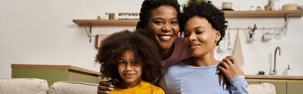 Празднование прекрасного дня, как молодая семья lgbt наслаждается смехом и связи дома.