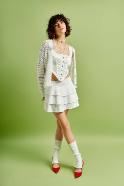 Genç bir kadın güzelliğini canlı yeşil bir arkaplanda sergiliyor..