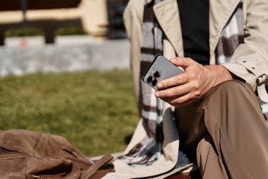 Şehir ortamında şık giyinen şık bir adamın telefonunu kontrol etmesi biraz zaman alır..