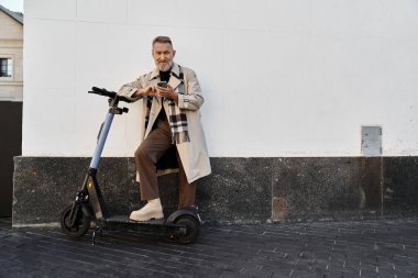 Şık giyinmiş şık bir son sınıf öğrencisi şehrin göbeğindeki bir scooter 'da gelişigüzel durur..