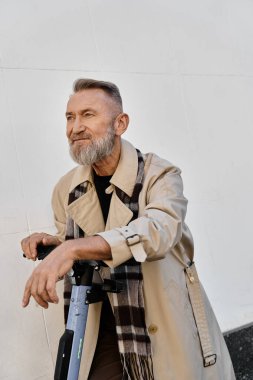 Şehrin göbeğinde, kıdemli bir adam, scooter 'a yaslanmış, gündelik bir yürüyüş yapar..