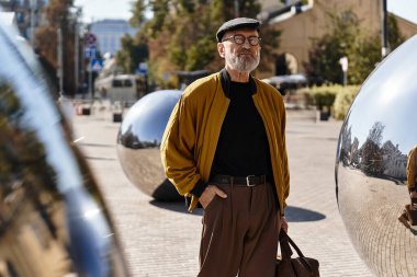 Canlı bir şehirde gezinen çekici bir son sınıf öğrencisi modern modanın vücut bulmuş halidir..
