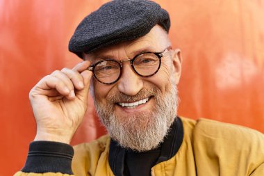 Şık, yaşlı bir adam hareketli bir şehirde yürürken moda anlayışını sergiliyor..