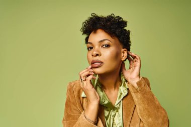 Afro-Amerikalı çarpıcı bir kadın zarif duruşuyla son moda kıyafetine modellik yapıyor..