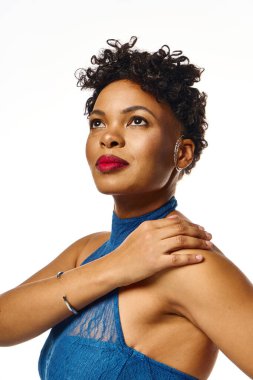 Afro-Amerikan bir kadın şık tarzını özgüven ve zarafetle sergiliyor..