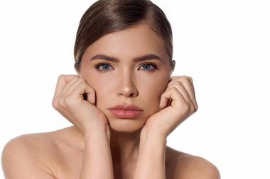 Genç ve güzel bir kadın zarif bir şekilde poz veriyor. Tarz ve odak noktasında büyüleyici bir ifade.