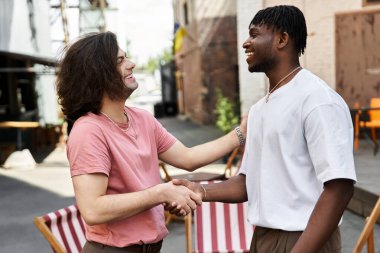 İki yakışıklı adam, bir kafede romantik bir buluşmada neşeli bir anı paylaşıyor..