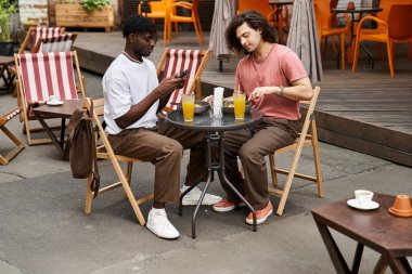 İki yakışıklı, kafede romantik bir buluşmanın tadını çıkarırken kahkahalar ve içkileri paylaşıyor..