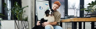 Kızıl saçlı kendini işine adamış genç bir adam işe ara veriyor, büyük bir köpekle mutlu bir şekilde iletişim kuruyor..