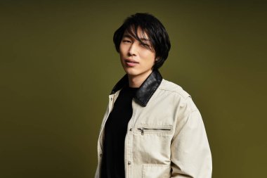 Genç bir Asyalı moda anlayışını modern tarzda somutlaştıran şık bir stüdyoda sergiliyor..