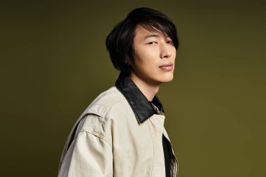 Genç adam modaya uygun bir kıyafetle modern moda estetiğini ön plana çıkarıyor..