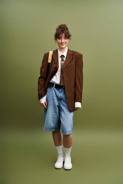 Genç bir kadın, modaya uygun büyük bir spor ceket giyiyor. Günlük şortuyla, eşsiz moda anlayışı sergiliyor..