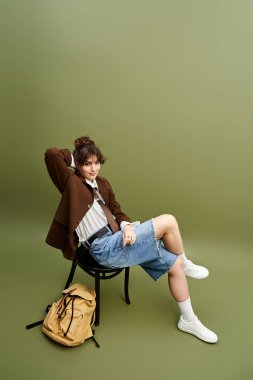 Genç ve güzel bir kadın, rahat ve şık kıyafetlerle özgüvenle poz veriyor..