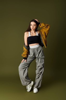 Tarz sahibi genç bir kadın modaya uygun giyinerek modern moda atmosferini yakalıyor..