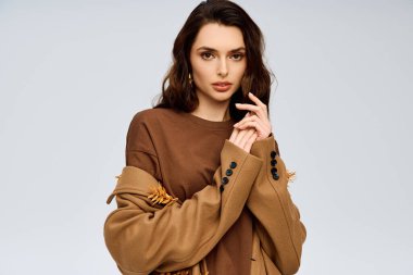 Uzun kahverengi saçlı güzel genç kadın baharın tadını çıkarıyor.