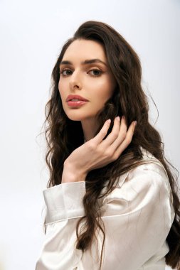 Güzel genç bir kadın cazibesini ve zarafetini sergilerken baharın tadını çıkarıyor..