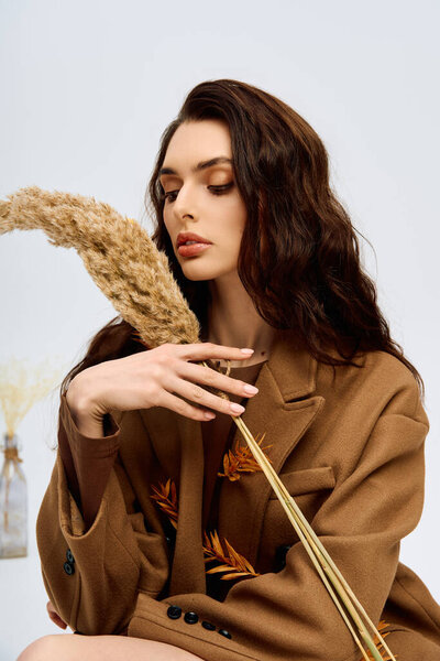 Прекрасная молодая женщина с длинными каштановыми волосами наслаждается весной