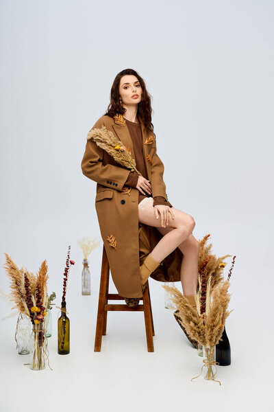 Среди весенних цветов молодая женщина с длинными каштановыми волосами демонстрирует свою элегантность и стиль.