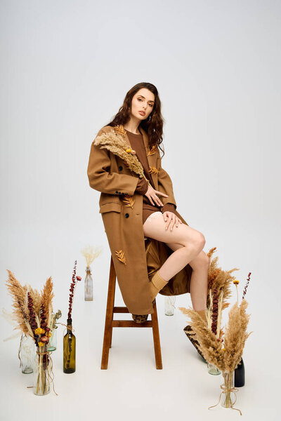 Прекрасная женщина с длинными каштановыми волосами наслаждается весенним днем среди цветущих цветов и зелени.