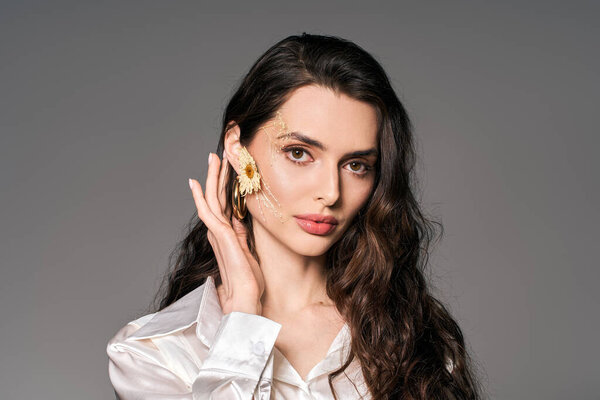 Прекрасная молодая женщина с каштановыми волосами позирует среди красочных весенних цветов, источая радость.